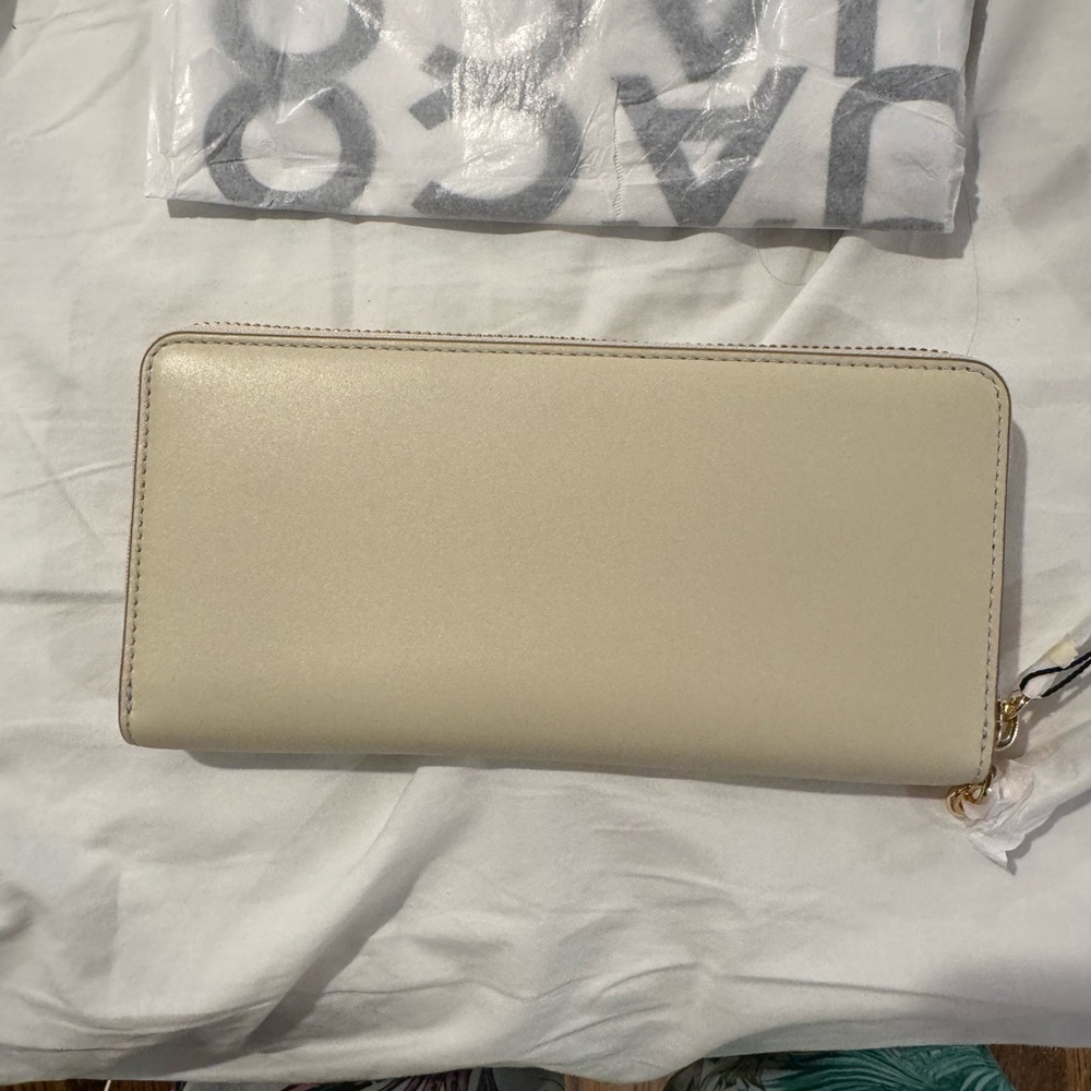 Marc Jacobs Ivory Wallet - Picture 4 of 5